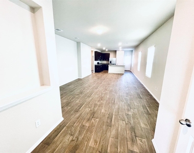 117 Huckleberry Ln - Photo Thumbnail 4