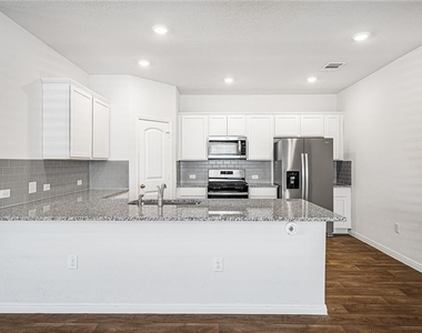 121 Mackinac Ln - Photo Thumbnail 2