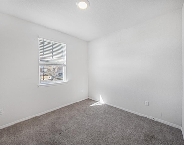 121 Mackinac Ln - Photo Thumbnail 11