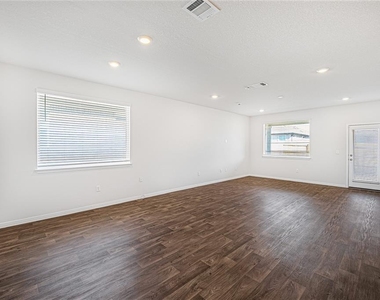 121 Mackinac Ln - Photo Thumbnail 4