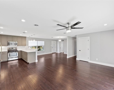 1305 Glenwood Dr - Photo Thumbnail 3
