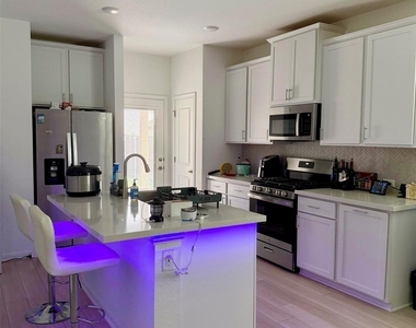 208 Flowers Ave - Photo Thumbnail 4