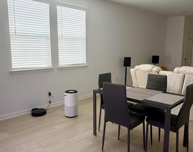 208 Flowers Ave - Photo Thumbnail 5