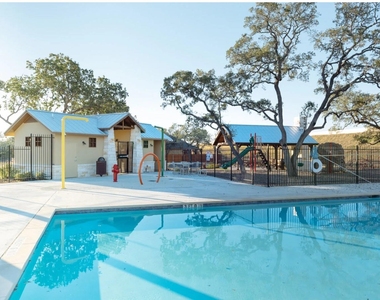 2433 Lyla Ln - Photo Thumbnail 18