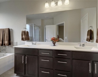 2433 Lyla Ln - Photo Thumbnail 11