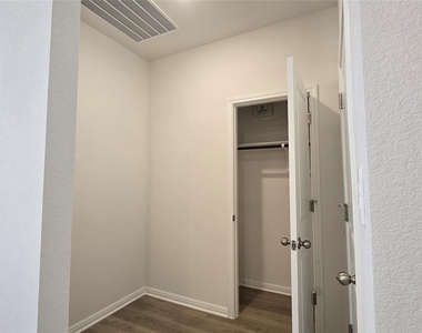 122 Holmby Dr - Photo Thumbnail 12