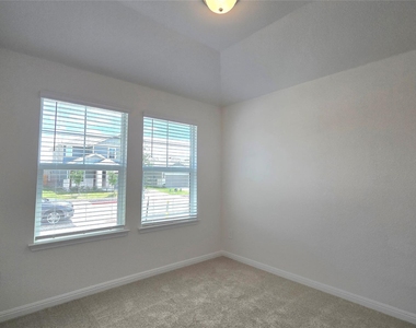 122 Holmby Dr - Photo Thumbnail 2