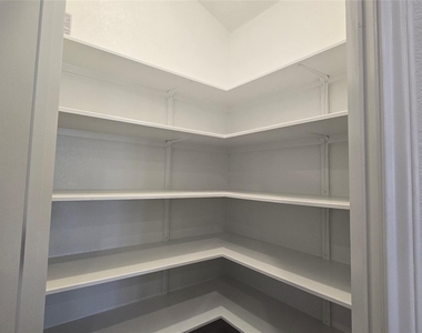 122 Holmby Dr - Photo Thumbnail 13
