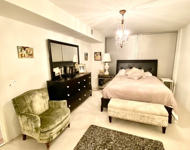 9725 Woods Drive - Photo Thumbnail 12