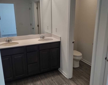1039 Atterberg Road - Photo Thumbnail 1