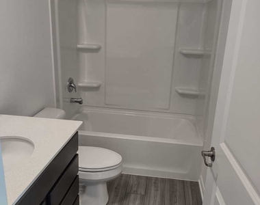 1039 Atterberg Road - Photo Thumbnail 5