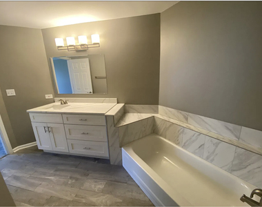 2111 Camden Lane - Photo Thumbnail 9