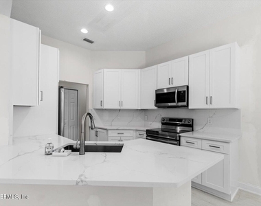 1722 Branch Vine Drive W - Photo Thumbnail 9