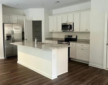 705 Evergreen Road - Photo Thumbnail 3