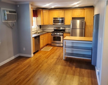 1042 Ne Saint Charles Avenue Ne - Photo Thumbnail 4