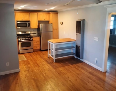 1042 Ne Saint Charles Avenue Ne - Photo Thumbnail 3