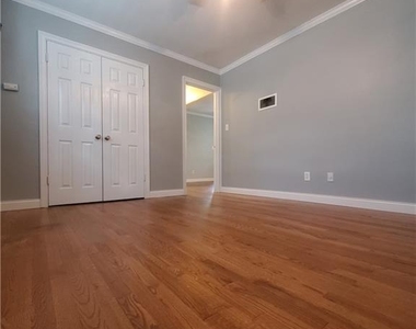 1042 Ne Saint Charles Avenue Ne - Photo Thumbnail 8