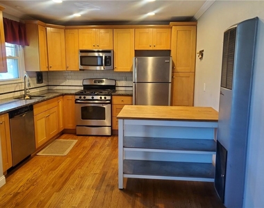 1042 Ne Saint Charles Avenue Ne - Photo Thumbnail 7