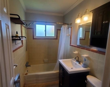 1042 Ne Saint Charles Avenue Ne - Photo Thumbnail 13