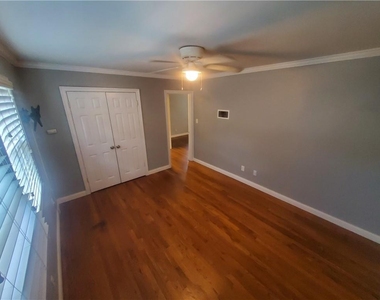 1042 Ne Saint Charles Avenue Ne - Photo Thumbnail 9