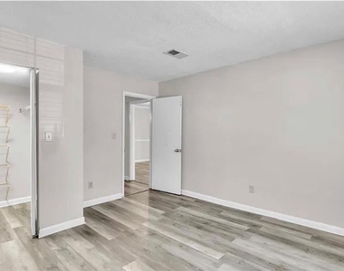 6900 Roswell Road - Photo Thumbnail 7