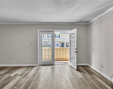 6900 Roswell Road - Photo Thumbnail 4