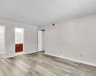 6900 Roswell Road - Photo Thumbnail 9