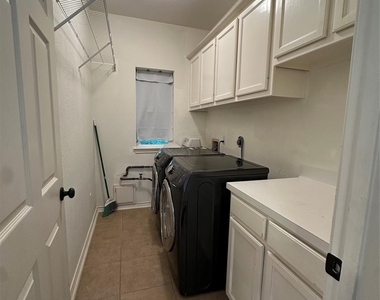3206 Oakland Drive - Photo Thumbnail 10