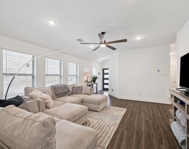 1600 Portia Lane - Photo Thumbnail 3