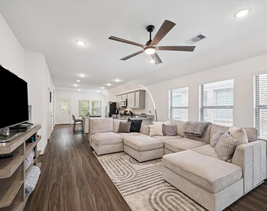 1600 Portia Lane - Photo Thumbnail 2
