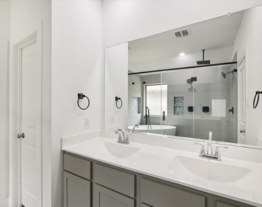 1600 Portia Lane - Photo Thumbnail 9