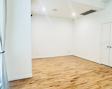 3846 Center Street - Photo Thumbnail 28