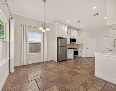 2211 Silverbonnet Street - Photo Thumbnail 10