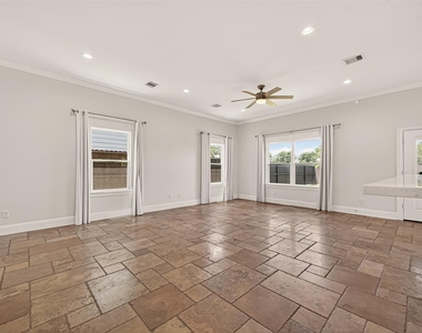 2211 Silverbonnet Street - Photo Thumbnail 6
