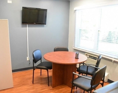 821 Plainfield St - Photo Thumbnail 9