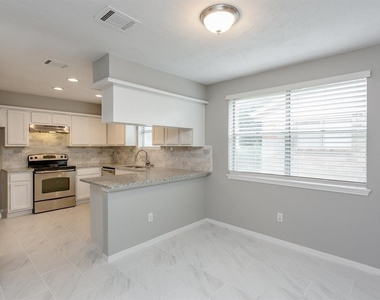 2715 Colony Drive - Photo Thumbnail 6
