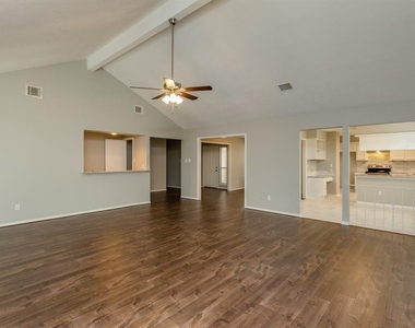 2715 Colony Drive - Photo Thumbnail 3
