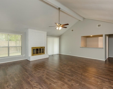 2715 Colony Drive - Photo Thumbnail 4