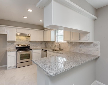 2715 Colony Drive - Photo Thumbnail 7