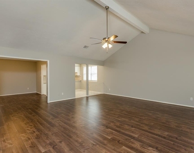 2715 Colony Drive - Photo Thumbnail 2