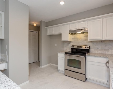 2715 Colony Drive - Photo Thumbnail 8