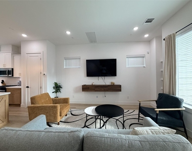 2706 Cochran Street - Photo Thumbnail 5