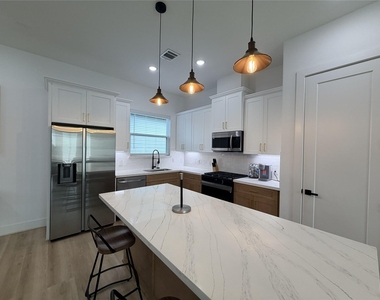 2706 Cochran Street - Photo Thumbnail 8