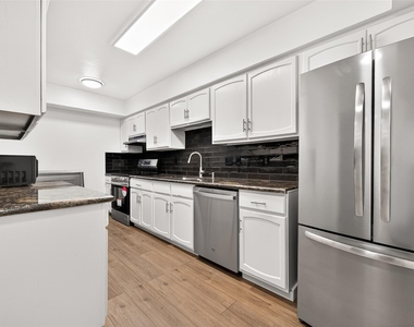 359 N Post Oak Lane - Photo Thumbnail 13