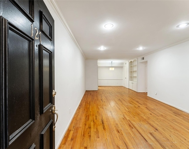 359 N Post Oak Lane - Photo Thumbnail 3