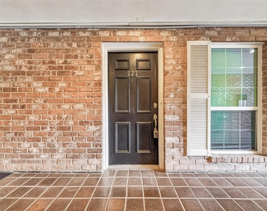 359 N Post Oak Lane - Photo Thumbnail 2