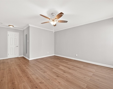 359 N Post Oak Lane - Photo Thumbnail 18