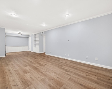359 N Post Oak Lane - Photo Thumbnail 3