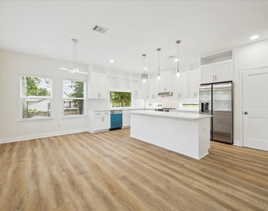 901 E 37th Street - Photo Thumbnail 5