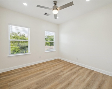 901 E 37th Street - Photo Thumbnail 14